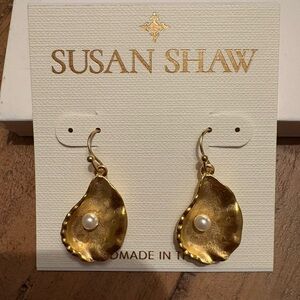 Susan Shaw Gold Oyster Earrings with Pearl - sold out online! NWT